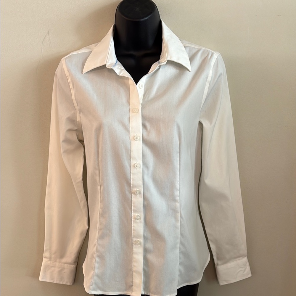 Ellen Tracy Classic  White Button-Down Shirt - 100% Cotton, non-iron Size Small
